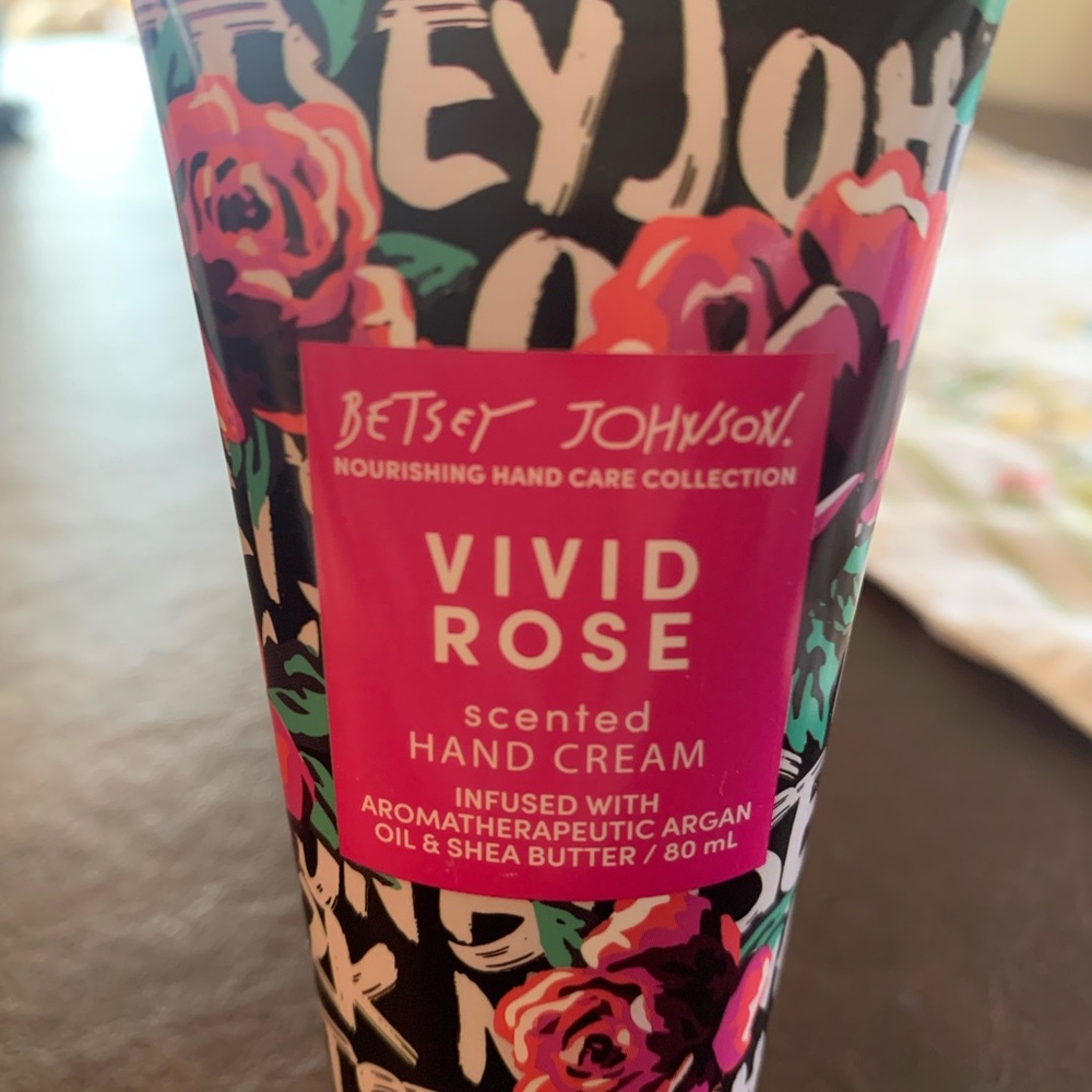 Betsey Johnson Vivid Rose Scented Hand Cream 80ml - Picture 2 of 6